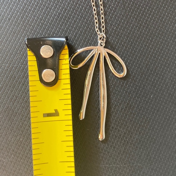 18k White Gold Bow Necklace - Picture 3 of 4